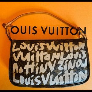 Louis Vuitton Pochette graffiti silver